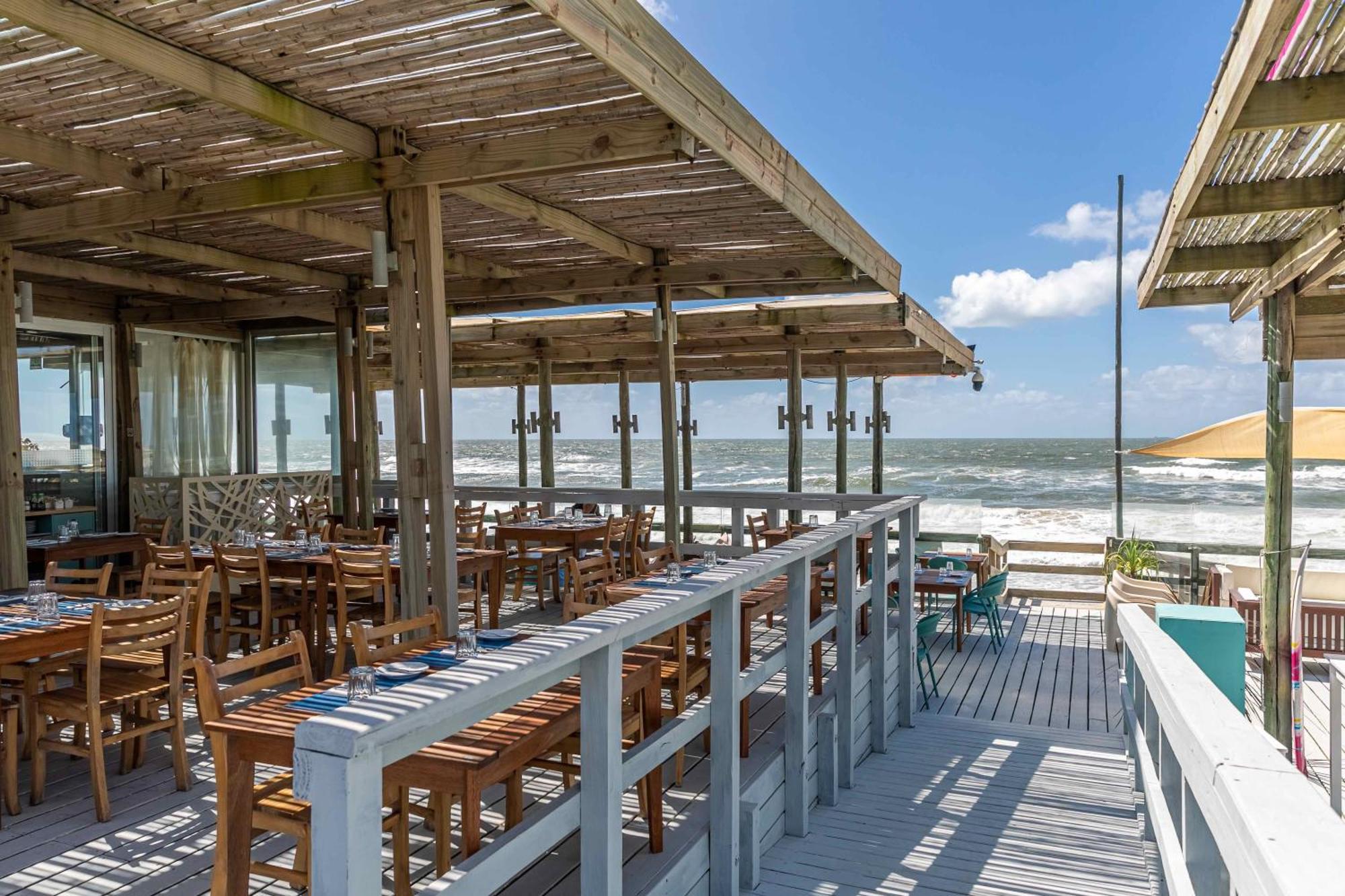 The Grand Hotel Punta del Este Exterior foto The deck at the restaurant