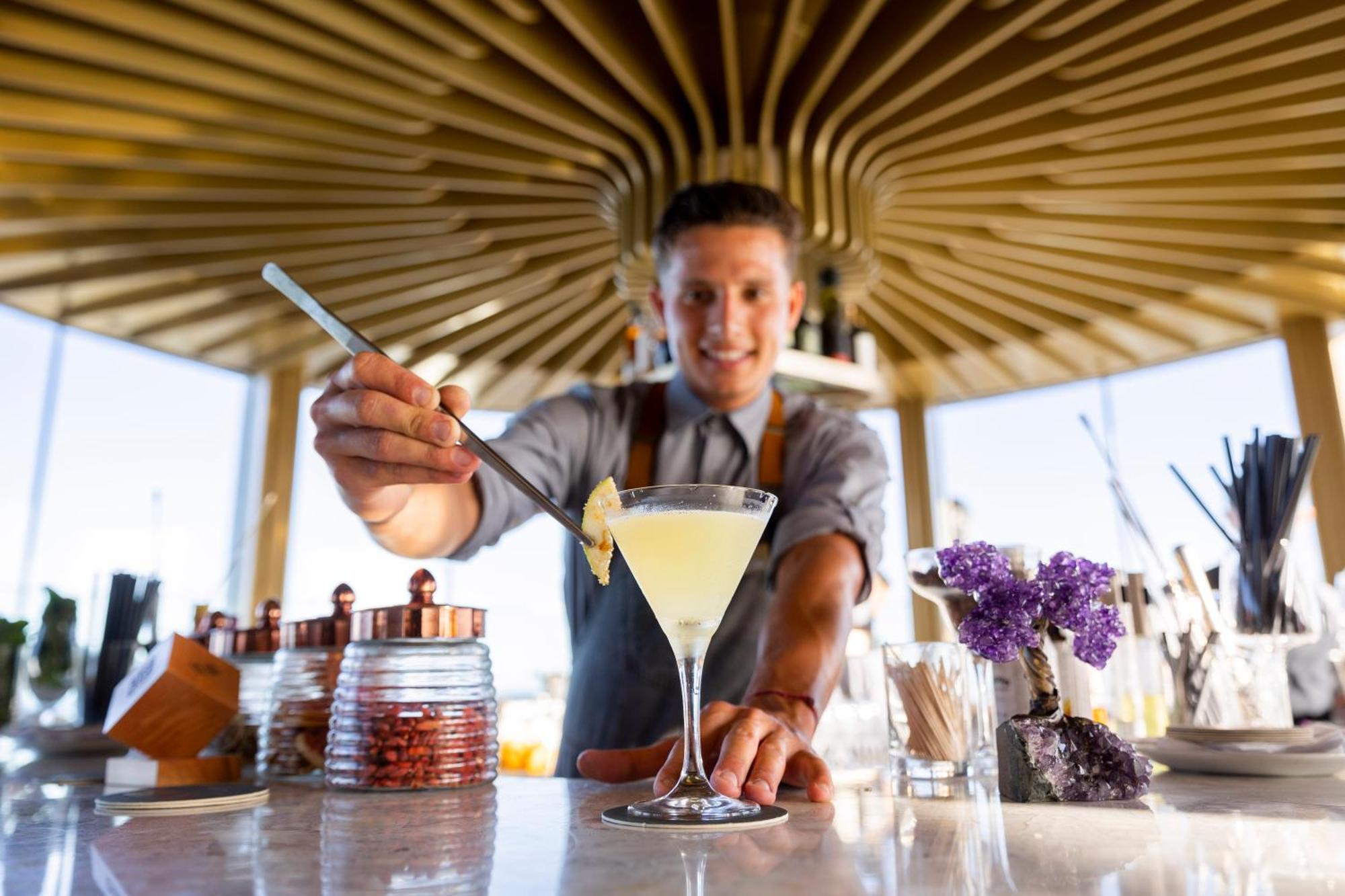 The Grand Hotel Punta del Este Exterior foto A bartender serving a cocktail