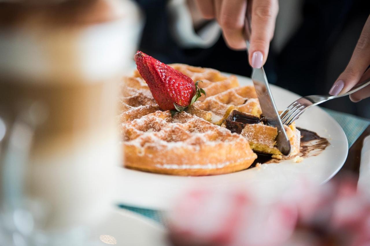 The Grand Hotel Punta del Este Exterior foto A person cutting into a Belgian waffle