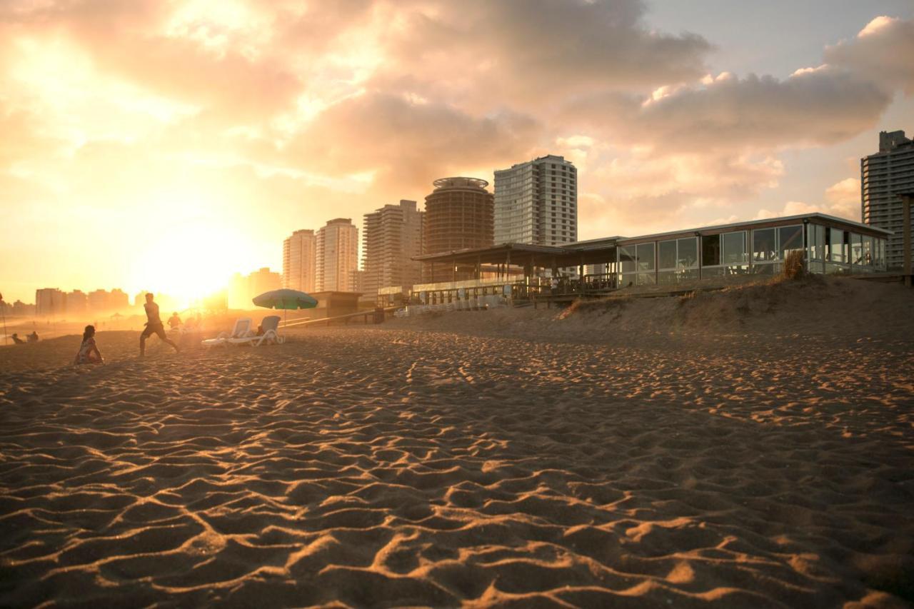 The Grand Hotel Punta del Este Exterior foto Sunset at the beach