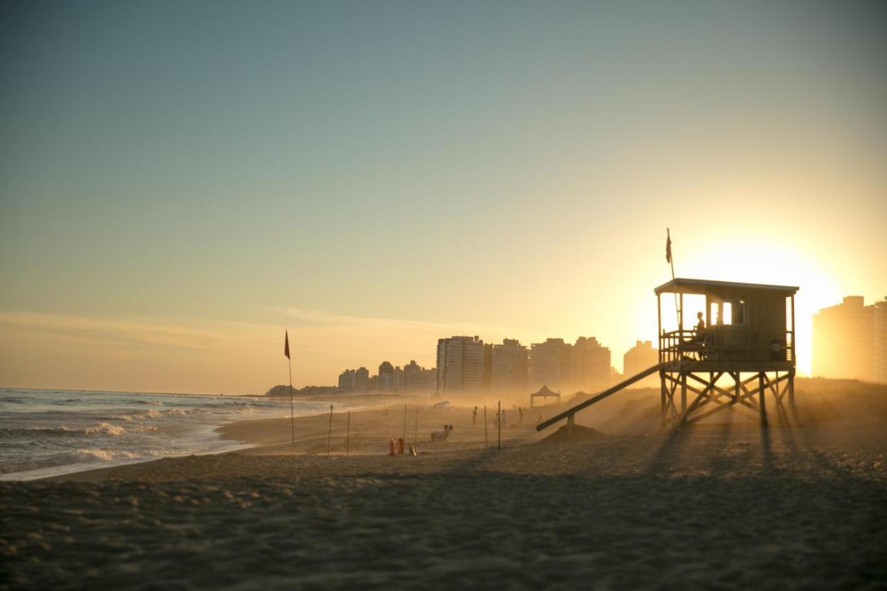 The Grand Hotel Punta del Este Exterior foto Sunset at the beach